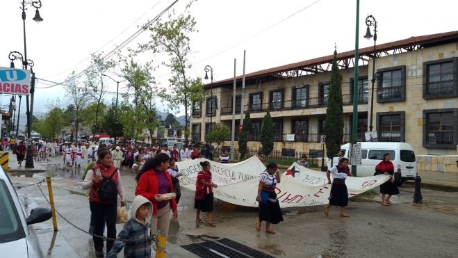 Marchan normalistas en San Cristóbal de Las Casas