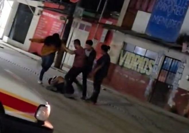 Sujetos golpean a un hombre en la vía pública