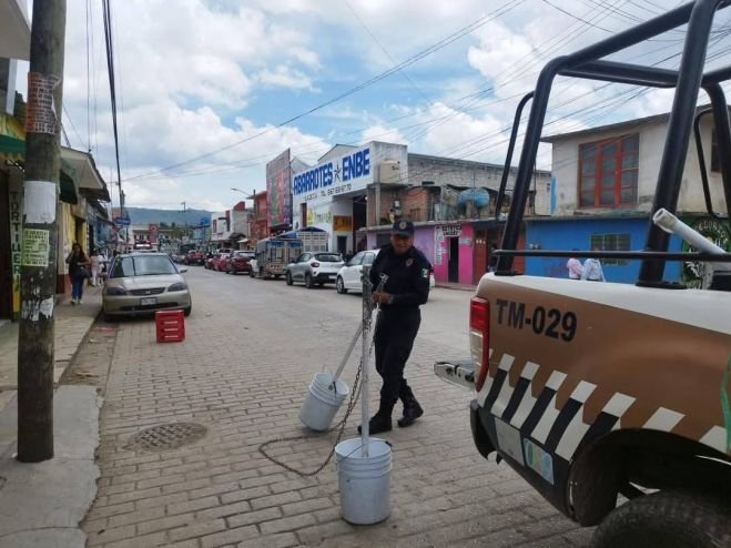 Liberan Callejón Guadalupano de vehículos mal estacionados y objetos para apartar lugares