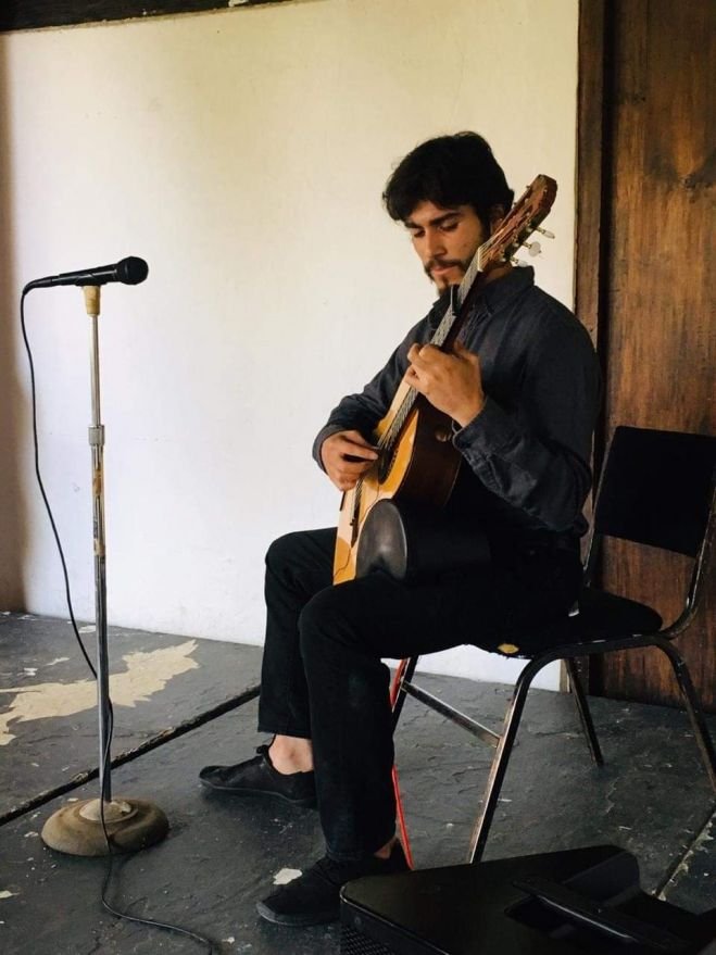 El guitarrista Hern&aacute;n Le&oacute;n, se present&oacute; en el Jard&iacute;n del Arte en San Crist&oacute;bal