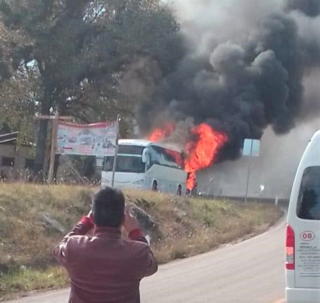 Se incendia autob&uacute;s en la carretera San Crist&oacute;bal-Ocosingo