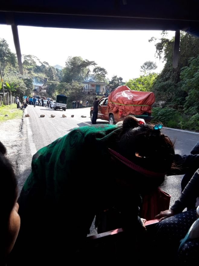 Habitantes de Oxchuc bloquean carretera Ocosingo-San Crist&oacute;bal