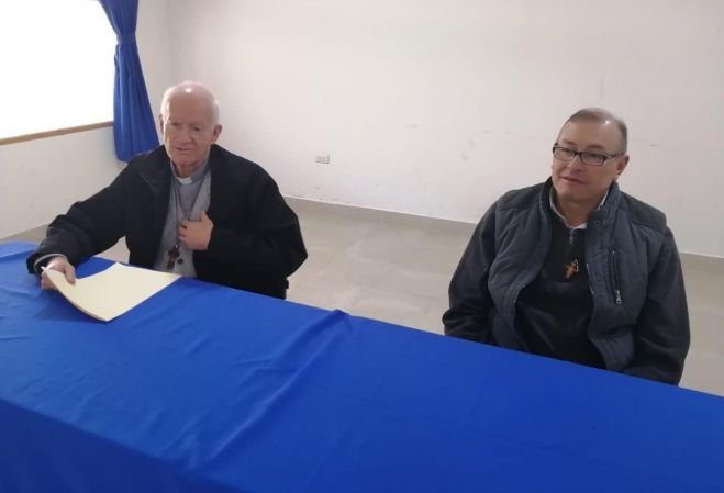 A la izquierda el obispo Rodrigo Aguilar y a la derecha Luis Manuel López Alfaro