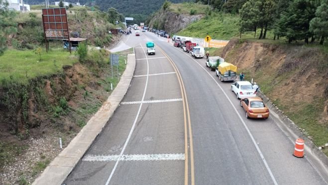 Integrantes de la Organización Luz y Fuerza realizan volanteo en la de cuota