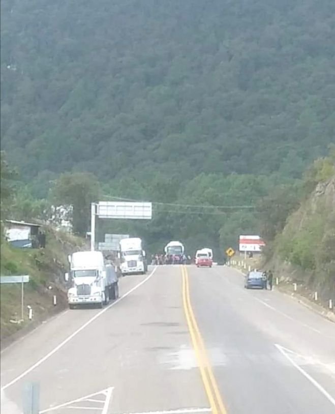 Normalistas retienen cami&oacute;n de la OCC 