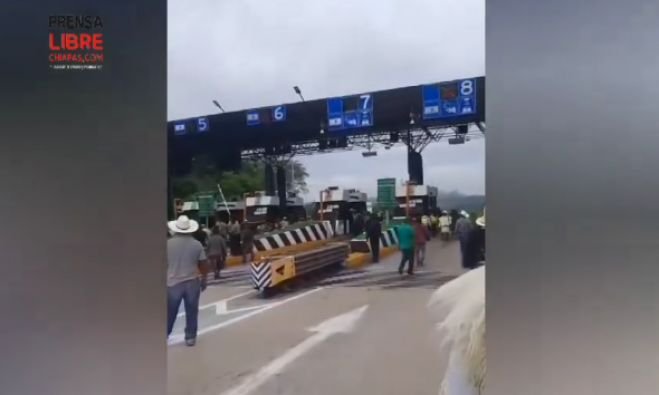 Bloquean caseta de cobro de Chiapa de Corzo 